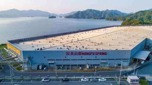 穿越周期的定力：农夫山泉用“利润共享”终结内卷，重塑实体零售的价值底座