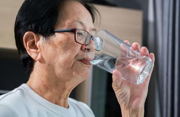 医生发现：大量喝水的糖尿病患者，不用多久，身体或有4变化