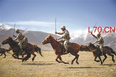 玉树独立骑兵连组织骑术课目训练。文 明摄