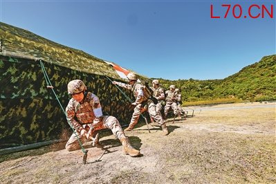武警广东总队某支队卫勤保障分队进行野战帐篷搭设训练。胡福建摄