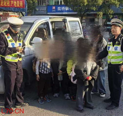 面包车载学生超员上路，交警当场查处后暖心护送