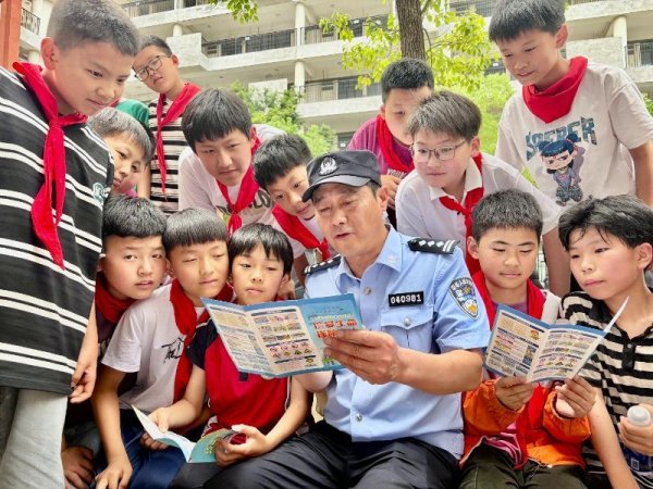 阜阳民警“六一”前夕进校园 送上“安全大礼包”