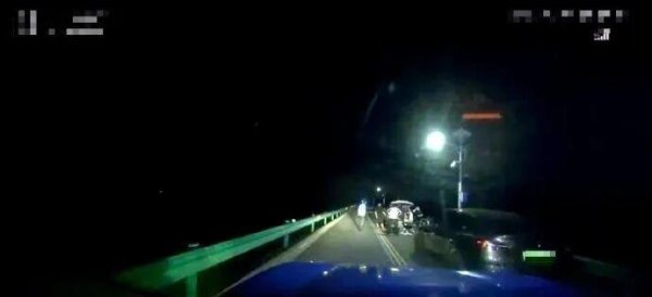 江苏警方通报“5人路中间摆桌吃饭”：逗留近1小时，驾驶人王某、游某接受教育处罚