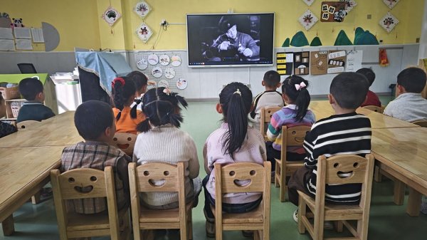 雷锋精神代代传 萌娃行动在身边——金塔县第三幼儿园开展“我是小雷锋”主题活动