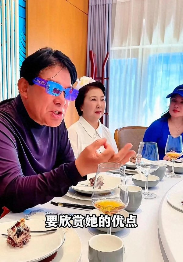 朱时茂为妻子过母亲节! 结婚46年还当众夸老婆, 74岁妻子罕见露面